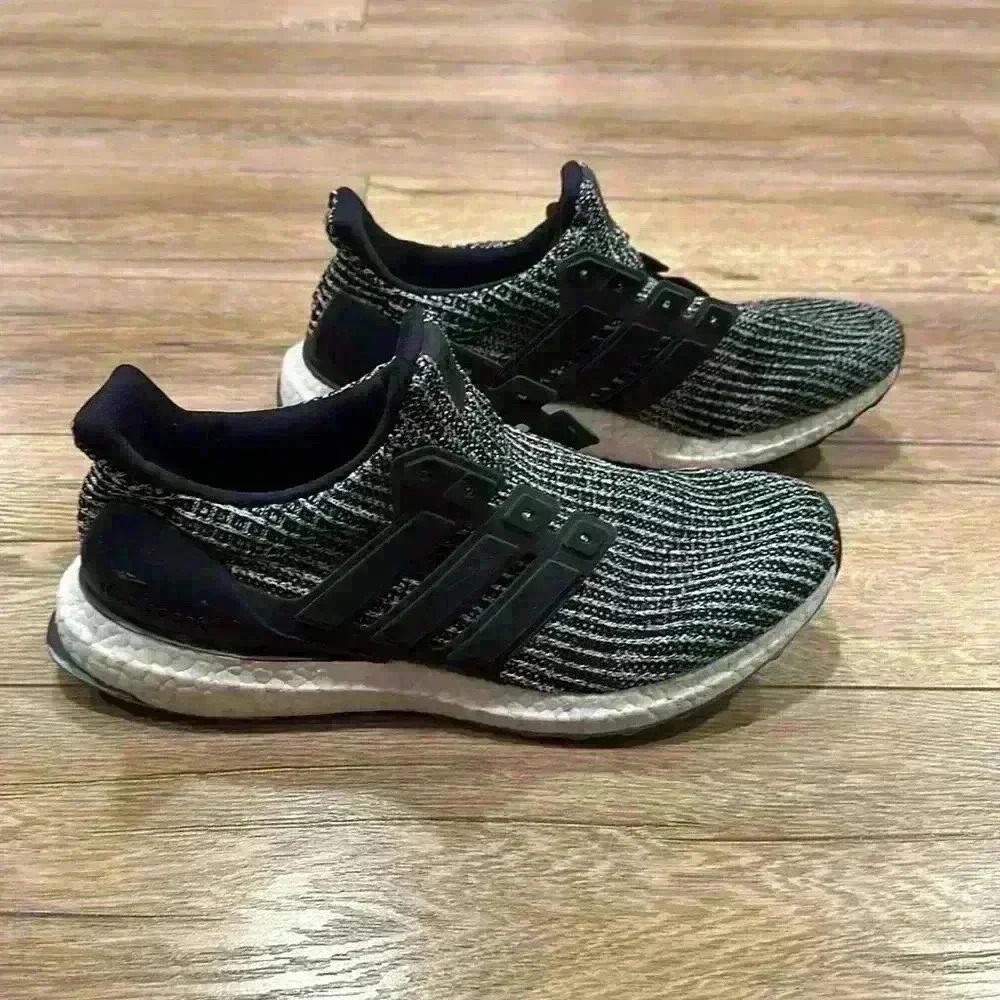 ADIDAS Men’s Ultra Boost Size US 8.5 in Excellent Condition - Picture 2 of 8